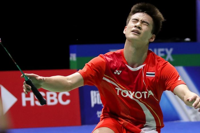 Pebulu tangkis tunggal putra Thailand, Kantaphon Wangcharoen, bereaksi setelah memastikan kemenangan atas Chou Tien Chen (Taiwan) pada perempat final Kejuaraan Dunia 2019.