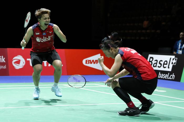 Pasangan ganda putri Indonesia, Greysia Polii/Apriyani Rahayu, bereaksi setelah memastikan tiket semifinal Kejuaraan Dunia 2019 seusai berlaga di St Jakobshalle, Jumat (23/8/2019).