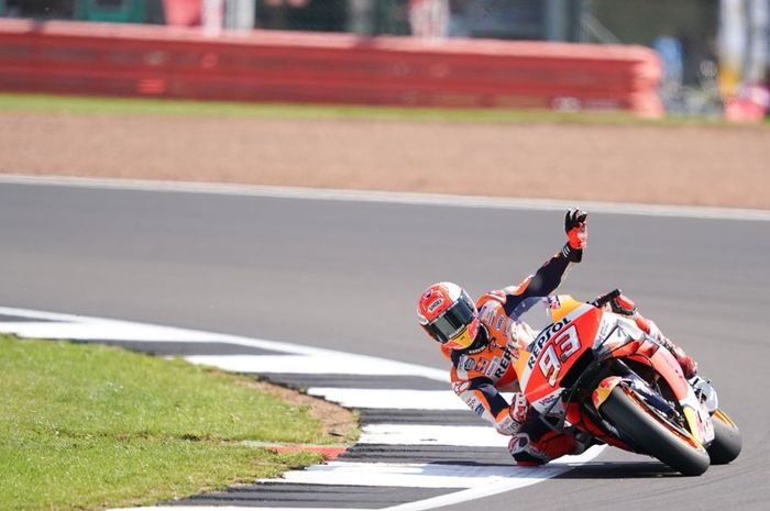 Aksi pembalap Repsol Honda, Marc Marquez pada sesi latihan bebas MotoGP Inggris 2019, Jumat (23/8/2019)