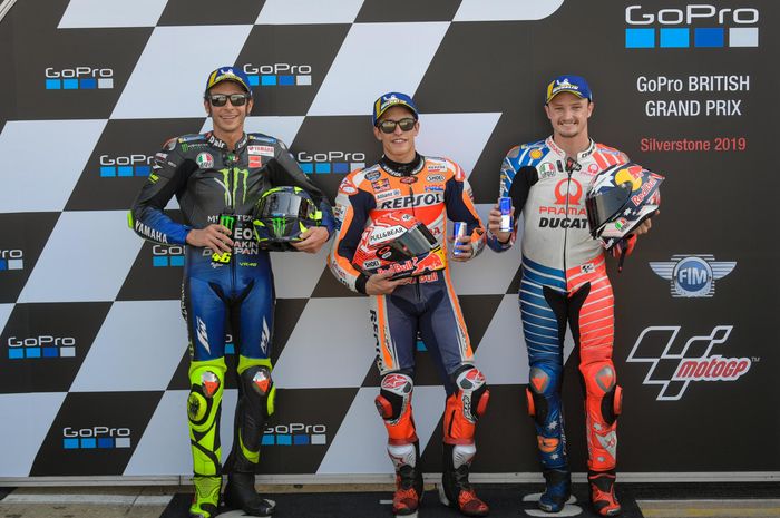 Dari kiri ke kanan, Valentino Rossi, Marc Marquez, dan Jack Miller seusai menjalani sesi kualifikasi MotoGP Inggris di Sirkuit Silverstone, Sabtu (24/8/2019).