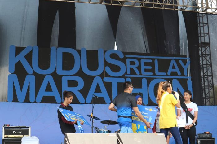 Pemberian hadiah bagi para pemenang Tiket.com Kudus Relay Marathon 2019 kategori half marathon female, Minggu (25/8/2019).