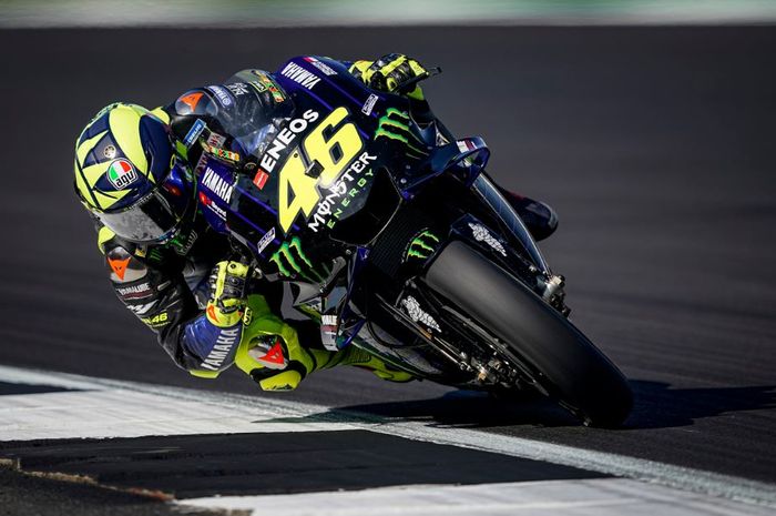 Aksi pembalap Monster Eenergy Yamaha, Valentino Rossi pada babak kualifikasi MotoGP Inggris 2019, Sabtu (24/8/2019)