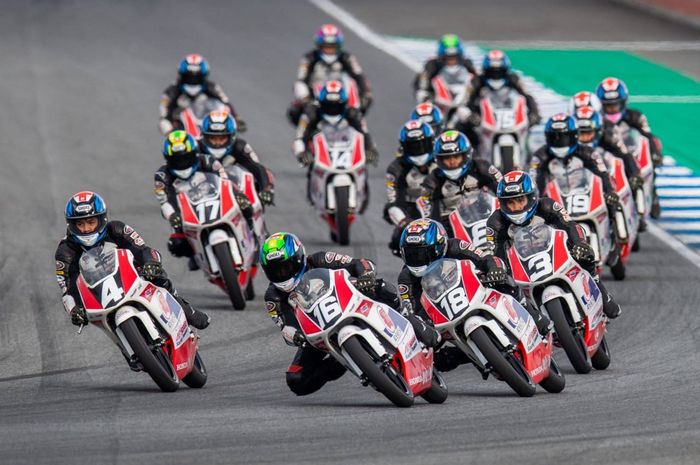 Pembalap binaan PT Astra Honda Motor, Herlian Dandi (kiri) berhasil meraih podium kedua pada balapan pertama di ajang Thailand Talent Cup (TTC) 2019 di Chang International Circuit, Thailand, Sabtu (24/8/2019)