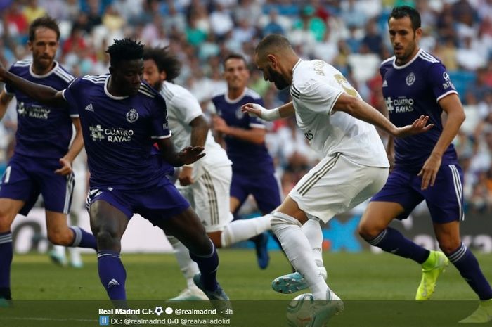 Karim Benzema mencoba melakukan tembakan ke arah gawang ketika Real Madrid berhadapan dengan Real Valladolid dalam lanjutan pekan kedua Liga Spanyol, Minggu (25/8/2019).