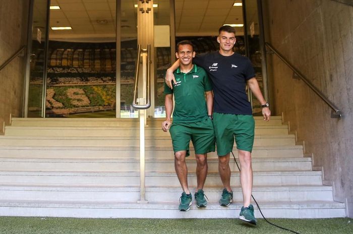 Pemain asal Indonesia, Egy Maulana Vikri (kiri) bersama satu pemain Lechia Gdansk jelang laga kontra Slask Wroclaw pada pekan keenam Liga Polandia 2019/2020 di Stadion Energa, 24 Agustus 2019.