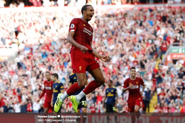 Bek Liverpool, Joel Matip, membawa timnya unggul sementara 1-0 atas Arsenal pada pertandingan pekan ketiga Liga Inggris di Stadion Anfield, Sabtu (24/8/2019).