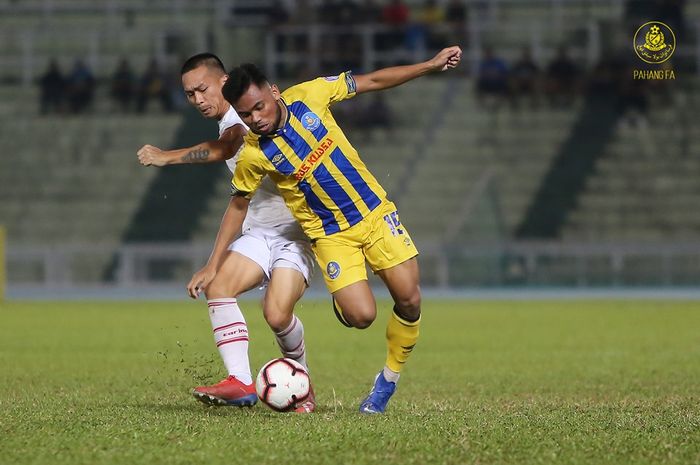 Aksi Saddil Ramdani (kanan) ketika berseragam Pahang FA saat coba dihentikan pemain Sabah FA pada laga keempat Grup C Piala Indonesia 2019 di Stadion Darul Makmur, Kuantan, 24 Agustus 2019. 