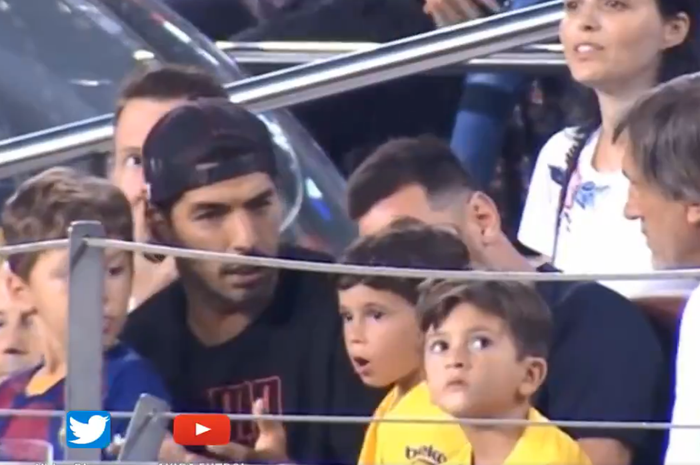 Potret Luis Suarez memprotes anak laki-laki Lionel Messi, Mateo, karena merayakan gol ke gawang Barcelona saat bertanding melawan Real Betis di Stadion Camp Nou, 25 Agustus 2019.