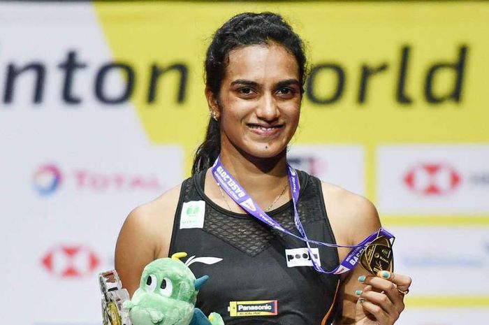 Pebulu tangkis tunggal putri India, PV Sindhu, berpose dengan medali emas Kejuaraan Dunia 2019 yang dia raih seusai mengalahkan Nozomi Okuhara (Jepang) pada babak final di St. Jakobshalle, Basel, Swiss, Minggu (25/8/2019).