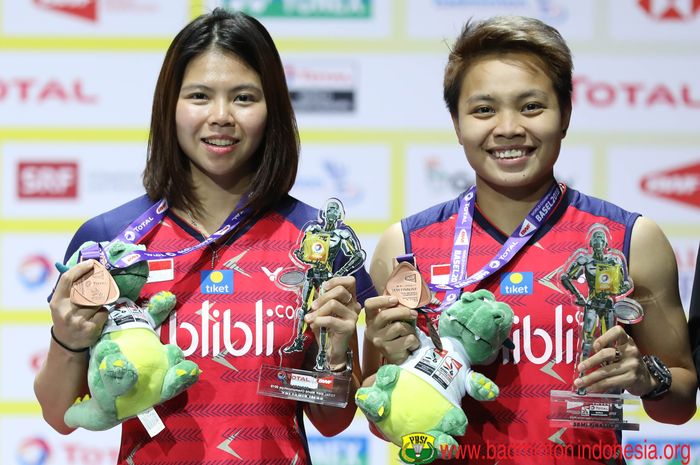 Pasangan ganda putri Indonesia, Greysia Polii/Apriyani Rahayu, berpose dengan medali perunggu Kejuaraan Dunia 2019 yang mereka raih.