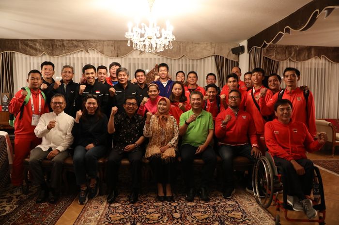 Skuad bulu tangkis dan para-badminton Indonesia berfoto bersama Duta Besar Republik Indonesia untuk Swiss, Muliaman Darmansyah Hadad, seusai menggelar syukuran kemenangan di Wisma Duta Indonesia di Bern, Swiss, Minggu (25/8/2019).