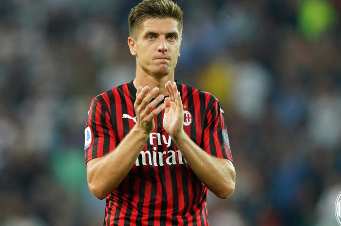 Striker AC Milan, Krzysztof Piatek, tak bisa memperlihatkan wajah gembira karena timnya ditundukkan Udinese dengan skor 0-1 pada laga Liga Italia Serie A, Senin (26/8/2019) di Dacia Arena, Udine.