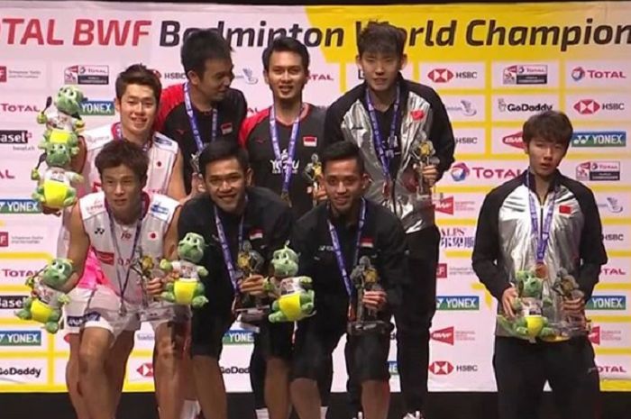 Momen Li Junhui (paling kanan) yang tak turut serta naik diatas podium juara Ahsan/Hendra di Kejuaraan Dunia 2019.