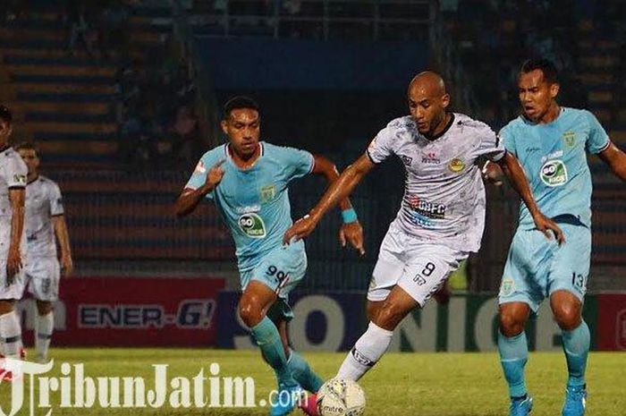 Pemain Tira Persikabo, Loris Arnaud mendapat penjagaan ketat dari pemain Persela Lamongan pada laga Persela vs Tira Persikabo di Stadion Surajaya Lamongan, Minggu (25/8/2019).