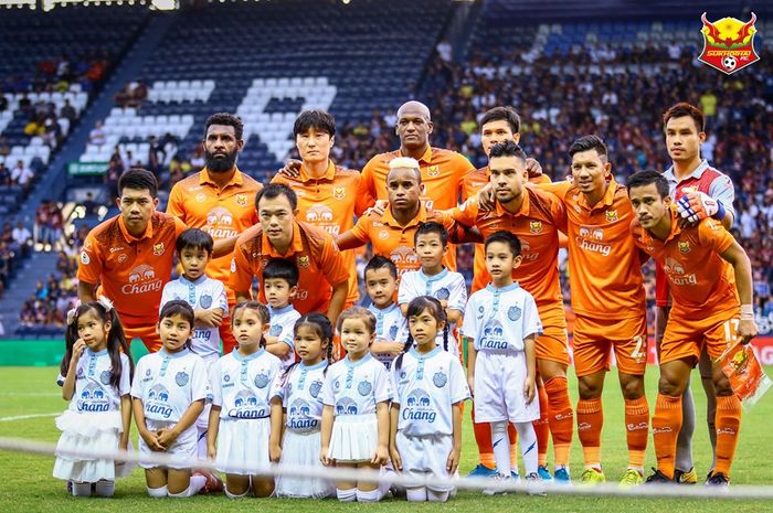 Bek asal Indonesia, Yanto Basna (berdiri paling kiri) bersama pemain Sukhothai FC sebelum melakoni laga kontra tuan rumah Buriram United pada pekan ke-25 Liga Thailand 1 2019 di Chang Arena, 24 Agustus 2019. 