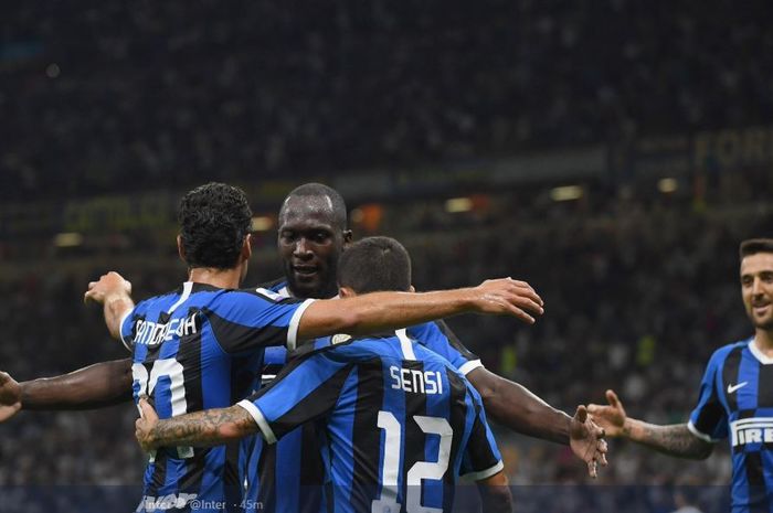 Striker anyar Inter Milan, Romelu Lukaku berselebrasi dengan rekan setimnya setelah mencetak gol ke gawang Lecce pada laga Liga Italia Serie A, Selasa (27/8/2019) di Stadion Giuseppe Meazza, Milan.