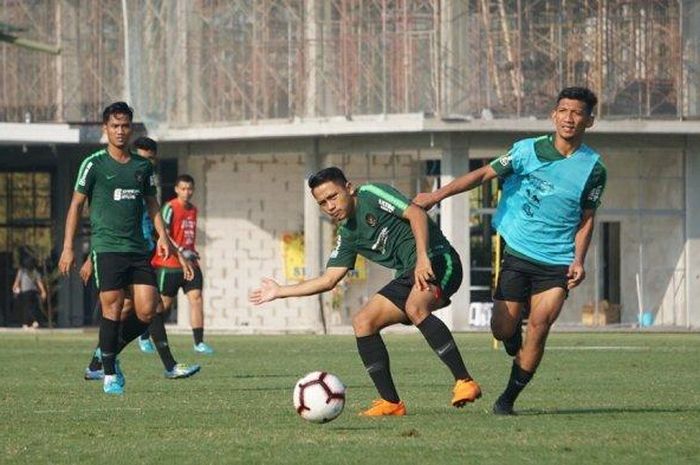 Skuat tim nasional U-22 Indonesia saat menjalani latihan pagi dalam seleksi di Lapangan YIS, Kabupaten Sleman untuk menghadapi SEA Games 2019.