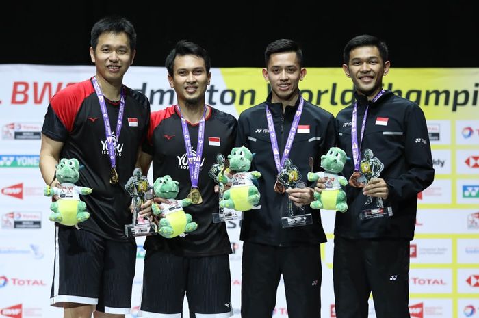 Pasangan ganda putra Indonesia, Mohammad Ahsan/Hendra Setiawan dan Fajar Alfian/Muhammad Rian Ardianto berpose di podium seusai final Kejuaraan Dunia 2019 di St Jakobshalle, Basel, Swiss, Minggu (25/8/2019).