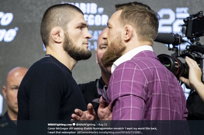 Khabib Nurmagomedov (kiri) dan Conor McGregor (kanan) saat konferensi pers jelang UFC229.      