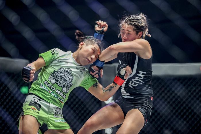 Petarung asal Singapura, Angela Lee (kanan), melawan atlet dari China, Xiong Jing Nan.