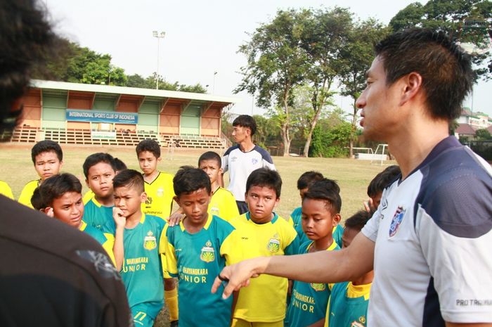 Kegiatan coaching clinic FC Tokyo untuk anak-anak Akademi Bhayangkara FC di Lapangan ISCI, Ciputat, Selasa (27/8/2019)