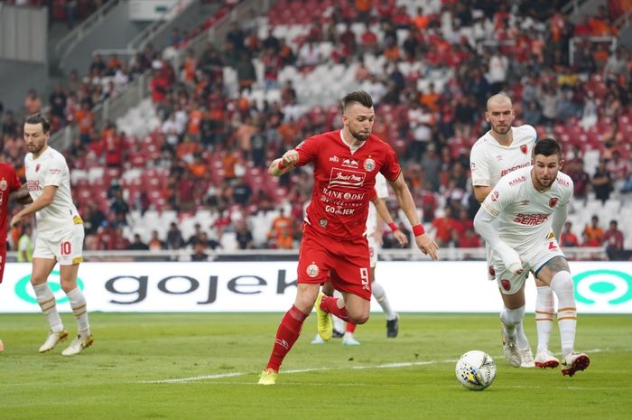 Aksi striker asing Persija, Marko Simic saat laga kontra PSM Makassar, Hasim Kipuw pada lanjutan Liga 1 2019 di SUGBK, Senayan, Jakarta Pusat, 28 Agustus 2019.