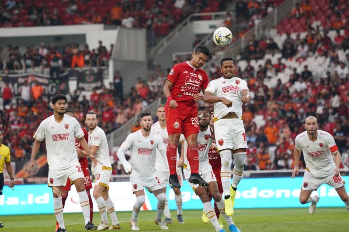 Duel udara antara striker Persija, Bambang Pamungkas dan bek PSM Makassar, Hasim Kipuw pada lanjutan Liga 1 2019 di SUGBK, Senayan, Jakarta Pusat, 28 Agustus 2019.