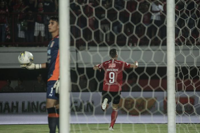 Striker Bali United, Ilija Spasojevic, merayakan gol yang dicetaknya ke gawang Borneo FC pada laga tunda pekan ketujuh Liga 1 2019.