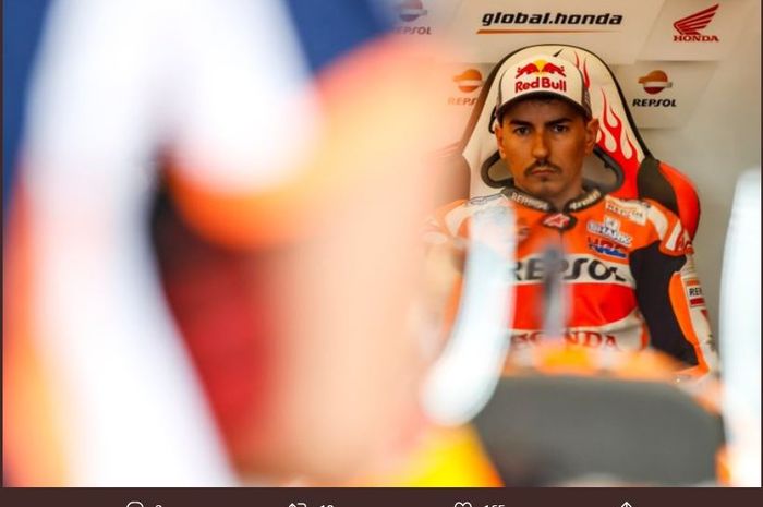 Pembalap Repsol Honda, Jorge Lorenzo, ketika sedang mempersiapkan diri sebelum berlaga pada MotoGP Inggris 2019 pada Minggu (25/8/2019)