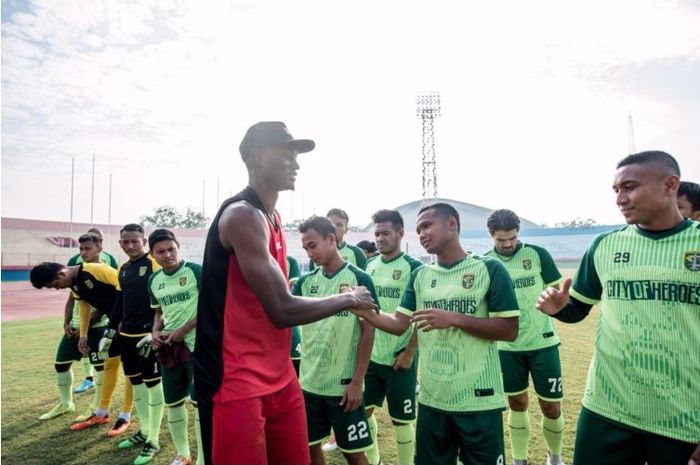 Amido Balde saat berpamitan dengan rekan setimnya di Persebaya Surabaya.