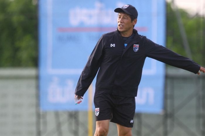 Pelatih timnas Thailand, Akira Nishino, saat memimpin sesi latihan jelang kualifikasi Piala Dunia 2022.