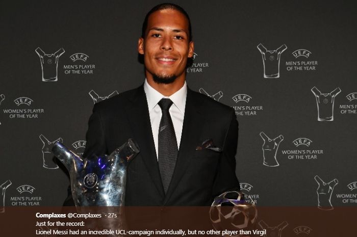 Pemain Liverpool, Virgil Van Dijk, saat usai menerima gelar pemain terbaik Eropa 2019