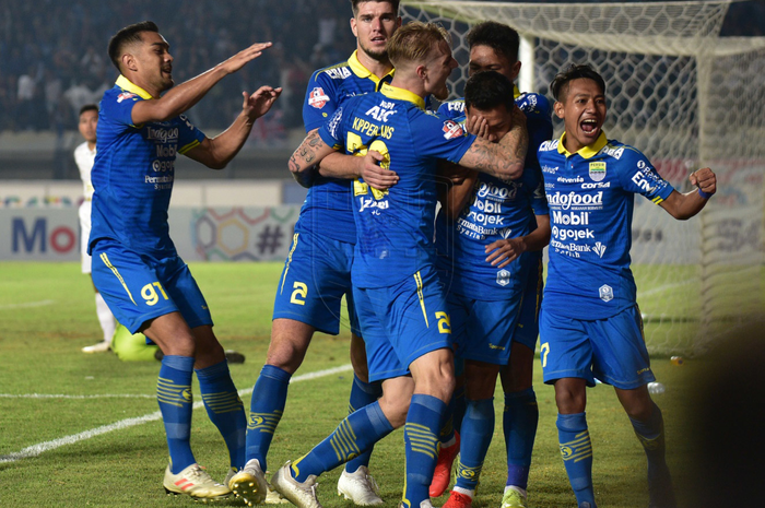 Pemain Persib Bandung merayakan gol yang dicetak oleh Erwin Ramdani saat laga melawan PSS Sleman pada pekan ke-17 Liga 1 2019 di Stadion Si Jalak Harupat, Bandung, Jumat (30/8/2019).