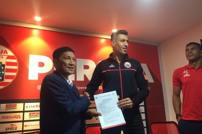 CEO Persija Jakarta, Ferry Paulus, bersama Alexandre Luiz Reame (Xandao) di Kantor Persija, Kuningan, Jakarta Selatan, Jumat (30/8/2019)