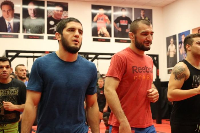 Sepupu Khabib Nurmagomedov, Abubakar Nurmagomedov (kanan)