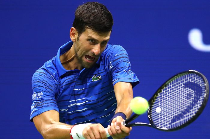 Petenis tunggal putra nomor satu dunia asal Serbia, Novak Djokovic, mengembalikan bola dari sang lawan, Juan Ignacio Londero (Argentina), saat bertemu pada babak kedua US Open 2019.