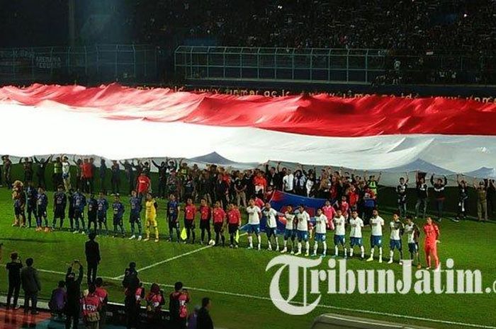 Bendera merah putih raksasa dibentangkan di tengah lapangan Stadion Kanjuruhan Malang, Jawa Timur, jelang laga Arema FC vs PSIS Semarang, Sabtu (31/8/2019) malam. 