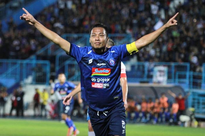 Bek Arema FC, Hamka Hamzah, merayakan gol yang dicetaknya ke gawang PSIS Semarang pada pekan ke-17 Liga 1 2019