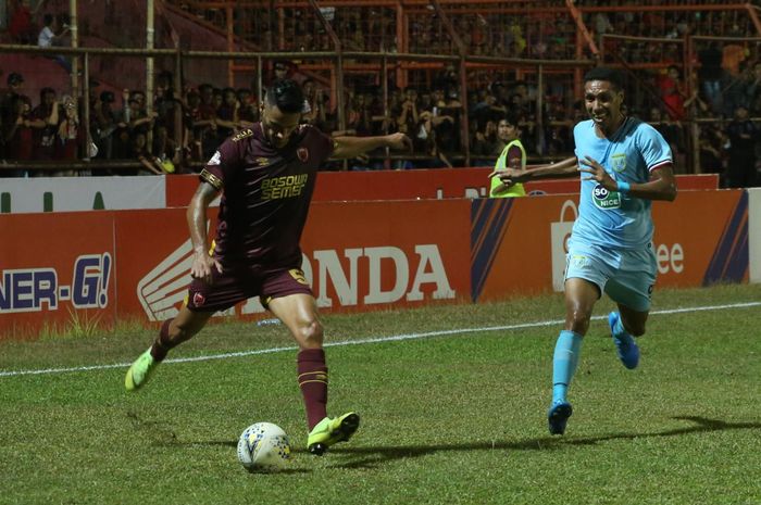 Gelandang PSM Makassar, Raphael Maitimo (kiri) menendang bola pada laga kontra Persela Lamongan di Stadion Mattoangin pada pekan ke-17 Liga 1 2019, Minggu (1/9/2019).