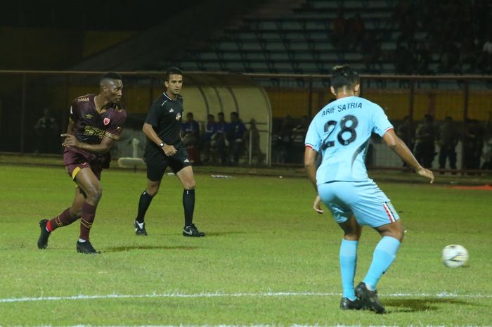 Penyerang anyar PSM Makassar, Amido Balde (kiri), berhadapan dengan gelandang Persela Lamongan Rafinha (kanan) pada laga pekan ke-17 Liga 1 2019 di Stadion Mattoangin, Minggu (1/9/2019).