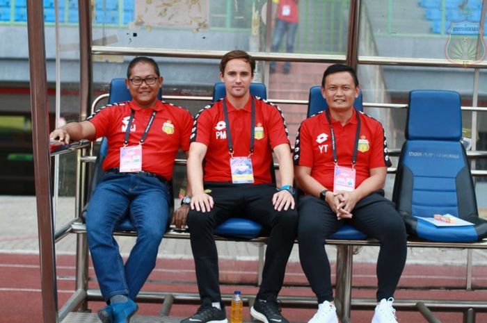 Pelatih anyar Bhayangkara FC, Paul Munster diapit Manajer tim Sumardji dan Direktur Teknik Yeyen Tumena pada saat diperkenalkan di Stadion Patriot, Kota Bekasi, 31 Agustus 2019. 