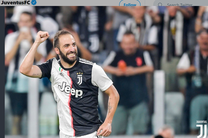 Striker asal Argentina, Gonzalo Higuain, merayakan golnya untuk Juventus.