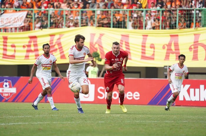 Duel bek Perseru Badak Lampung FC, Anthony Golec dan Penyerang Persija Jakarta, Marko Simic di Stadion Patriot Chandrabhaga, Kota Bekasi, Minggu (1/9/2019).