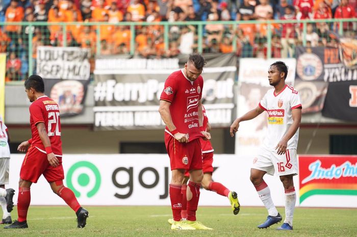 Penyerang Persija Jakarta, Marko Simic, tertunduk lesu saat melawan Perseru Badak Lampung di Stadion Patriot