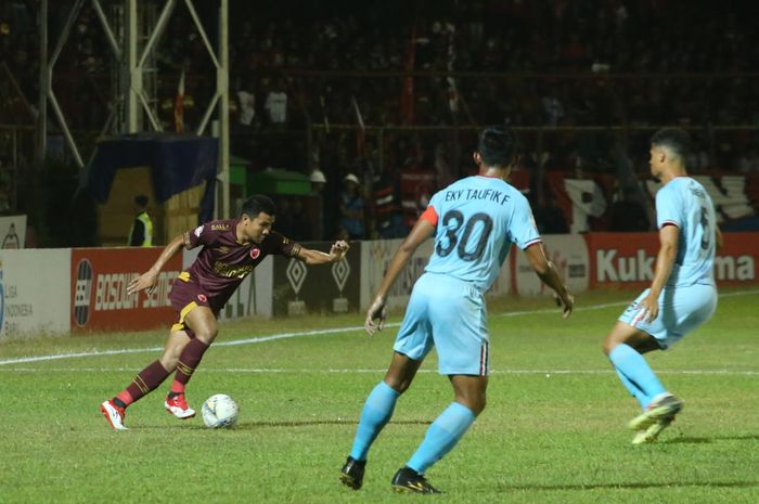 Bek PSM Makassar, Asnawi Mangkualam Bahar (kiri) berduel dengan bek Persela Lamongan, Mawouna Amevor (kanan) dan Ekky Taufik (tengah) pada laga pekan ke-17 Liga 1 2019 di Stadion Mattoangin, Minggu (1/9/2019).