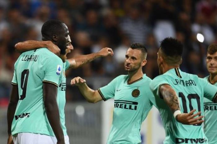 Striker Inter Milan, Romelu Lukaku (kiri), melakukan selebrasi dalam laga Liga Italia melawan Cagliari di Stadion Sardegna Arena, Minggu (1/9/2019).