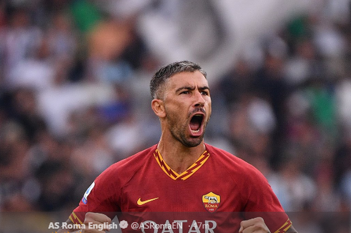 Bek kiri AS Roma, Aleksandar Kolarov merayakan gol ke gawang mantan klubnya Lazio pada laga Liga Italia, Ahad (1/9/2019) di Stadion Olimpico, Roma.