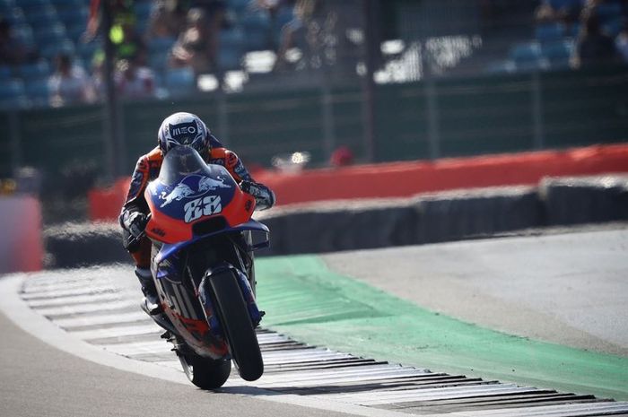 Aksi pembalap KTM Tech3, Miguel Oliveira pada MotoGP Inggris 2019