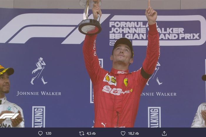 Pose pembalap Ferrari, Charles Leclerc (tengah), ketika mendedikasikan kemenangannya pada F1 GP Belgia 2019 Minggu (1/9/2019) untuk mendiang Anthoine Hubert. 