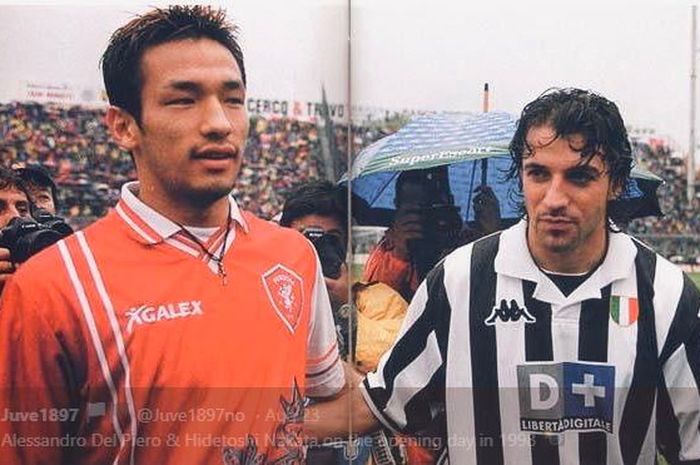 Pemain timnas Jepang, Hidetoshi Nakata (kiri) berfoto bersama striker Juventus, Alessandro Del Piero ketika melakoni laga debut bersama kontestan Serie A, Perugia, pada 13 September 1998.